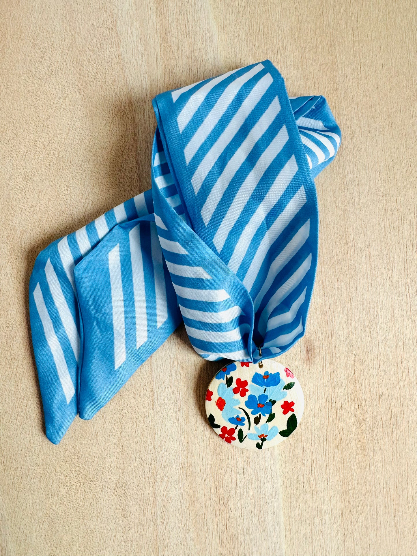 Adorno para bolso rayas azul celeste.
