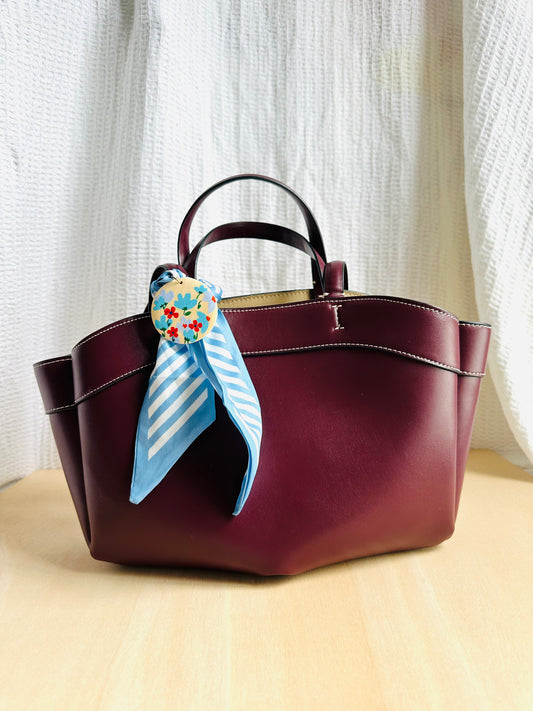 Adorno para bolso rayas azul celeste.