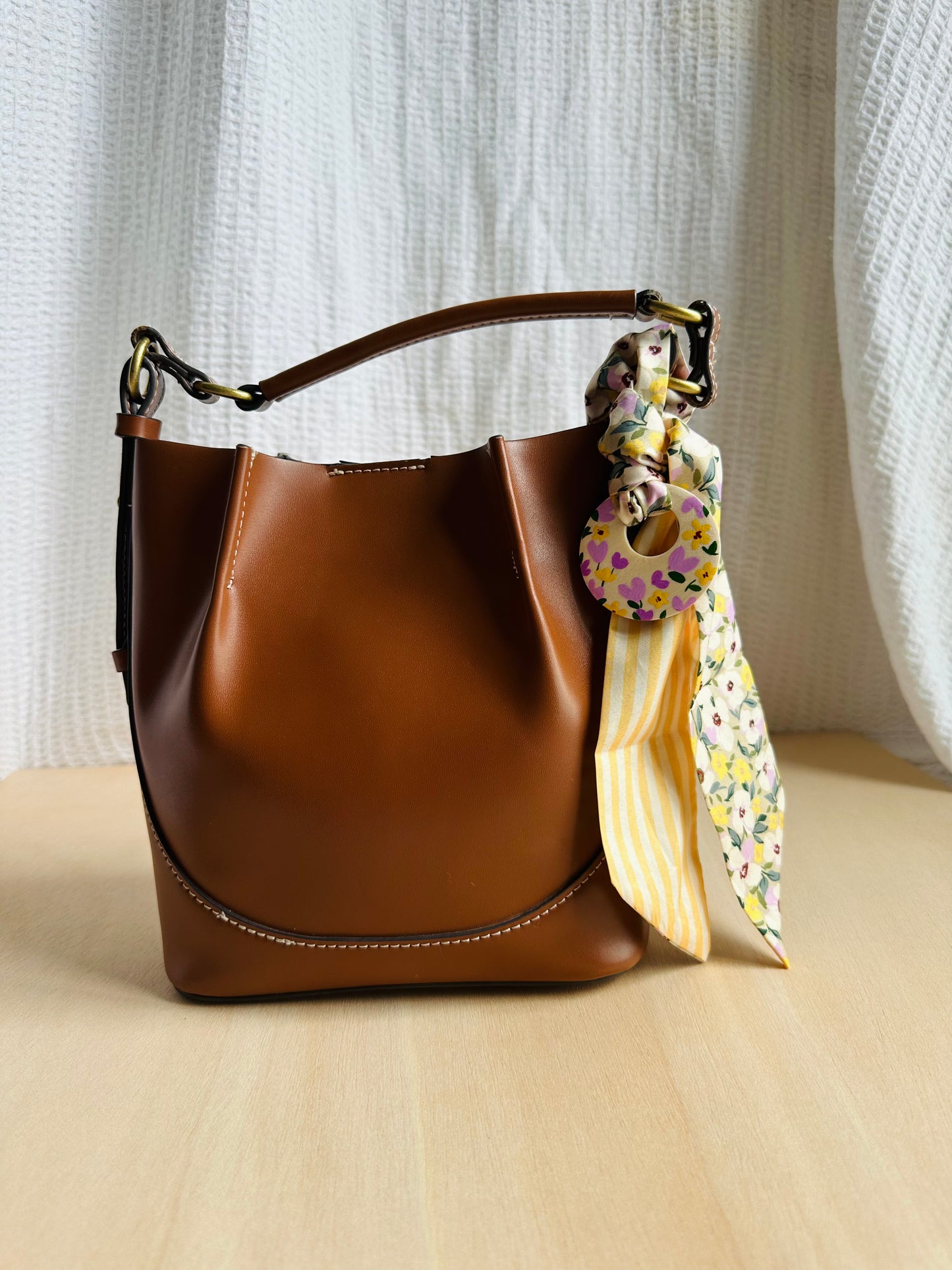 Adorno para bolso amarillo con flores lilas y blancas (con agujero).