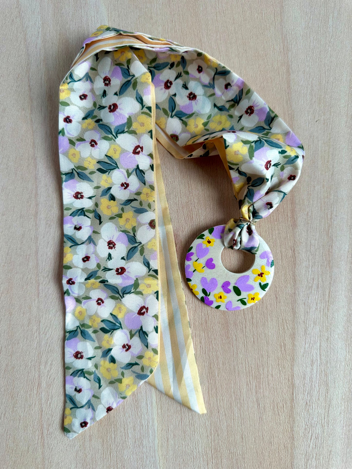 Adorno para bolso amarillo con flores lilas y blancas (con agujero).