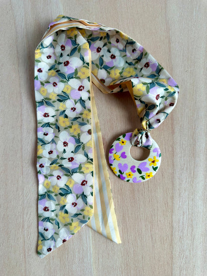 Adorno para bolso amarillo con flores lilas y blancas (con agujero).
