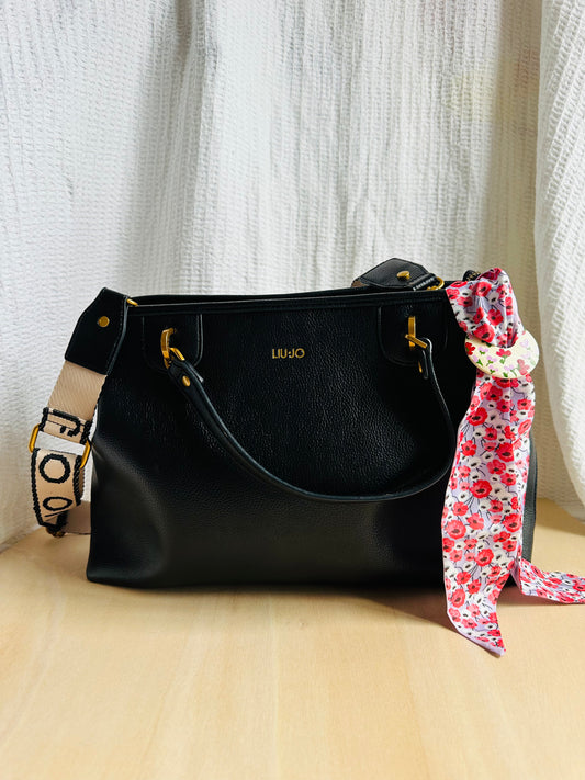 Adorno para bolso flores rojas y fondo lila (con agujero).