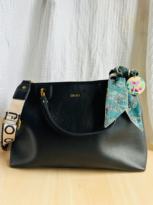 Adorno para bolso verde oscuro .