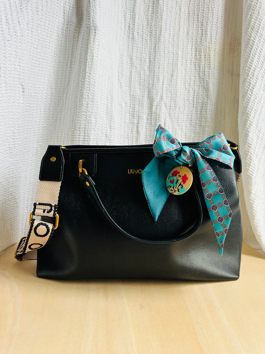 Adorno para bolso turquesa estampado clásico.