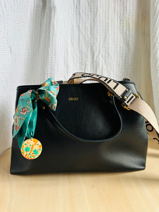 Adorno para bolso turquesa con medallón flores silvestres.