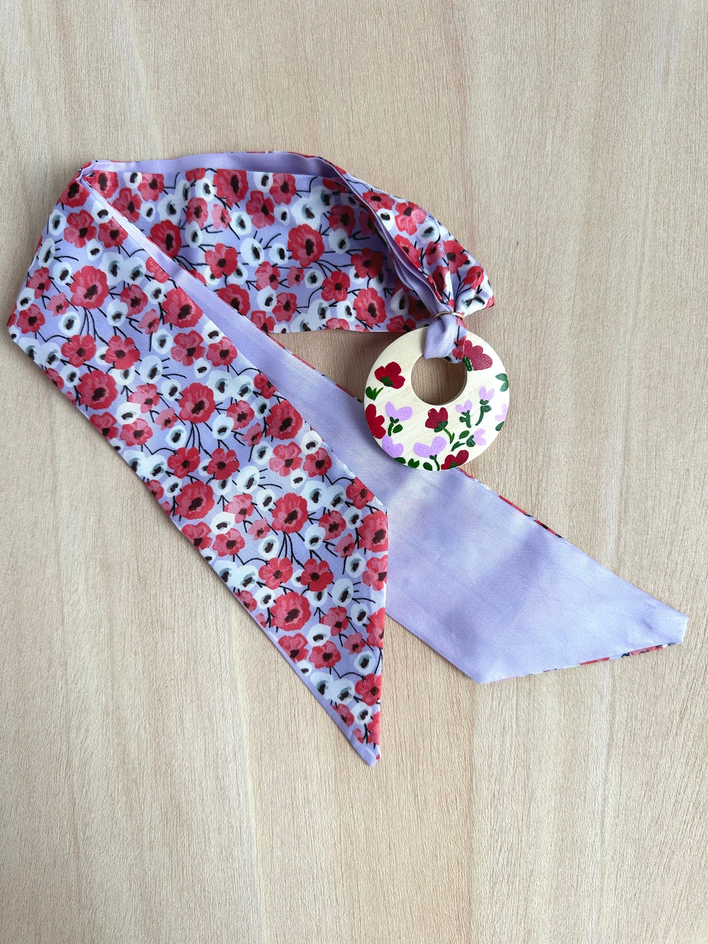 Adorno para bolso flores rojas y fondo lila (con agujero).