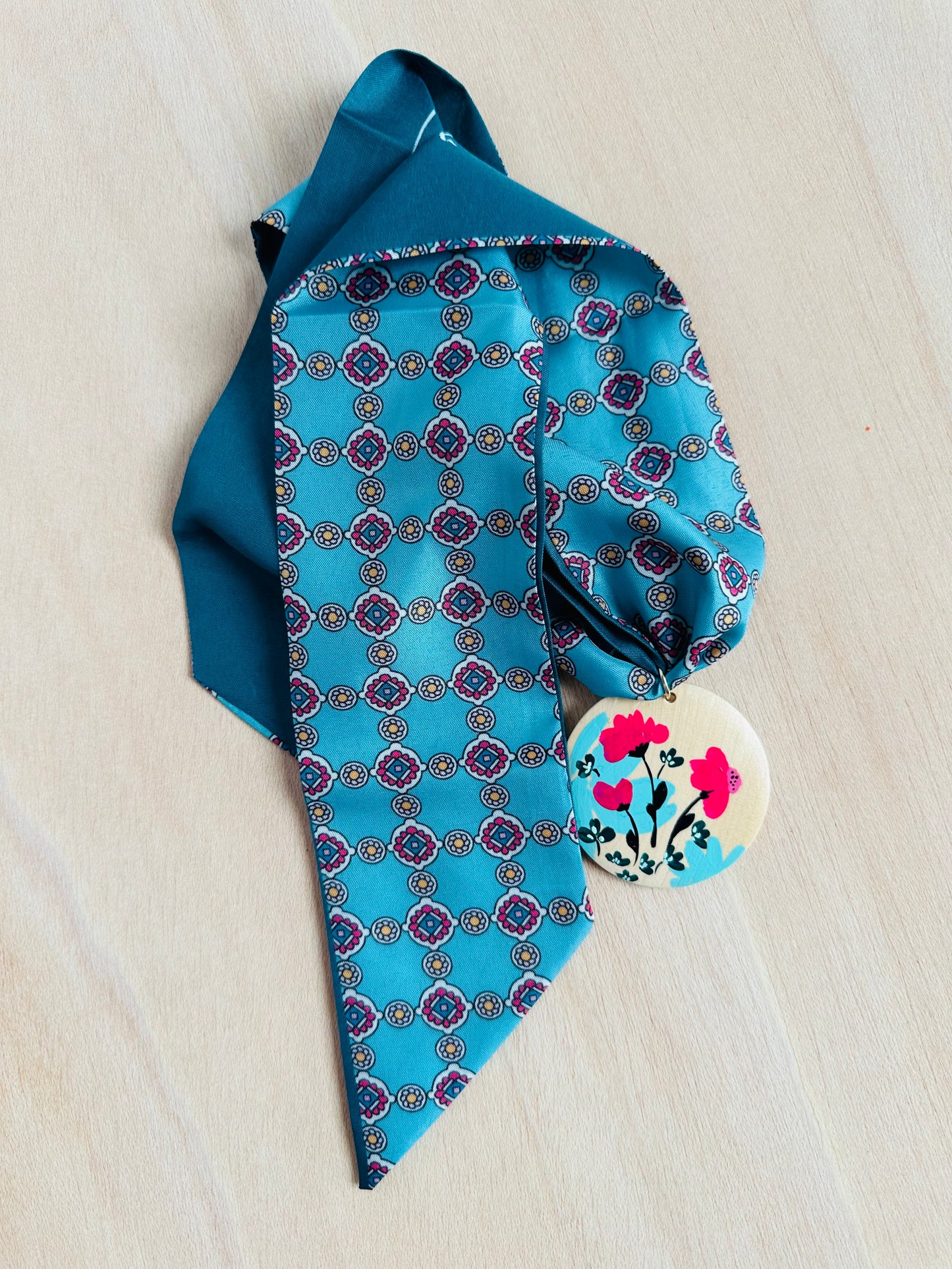 Adorno para bolso turquesa estampado clásico.