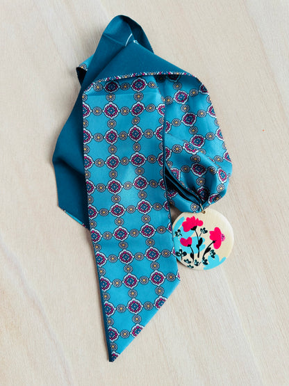Adorno para bolso turquesa estampado clásico.