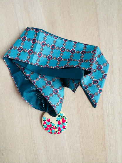 Adorno para bolso turquesa estampado clásico.