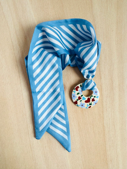 Adorno para bolso rayas azul celeste (con agujero).