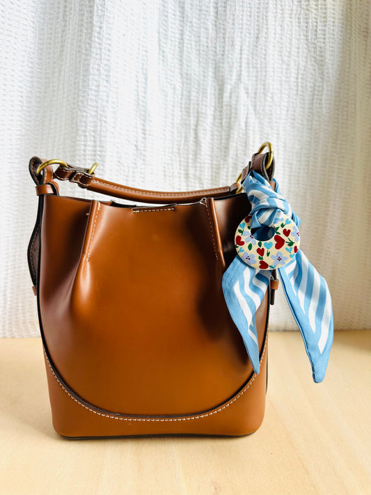 Adorno para bolso rayas azul celeste (con agujero).