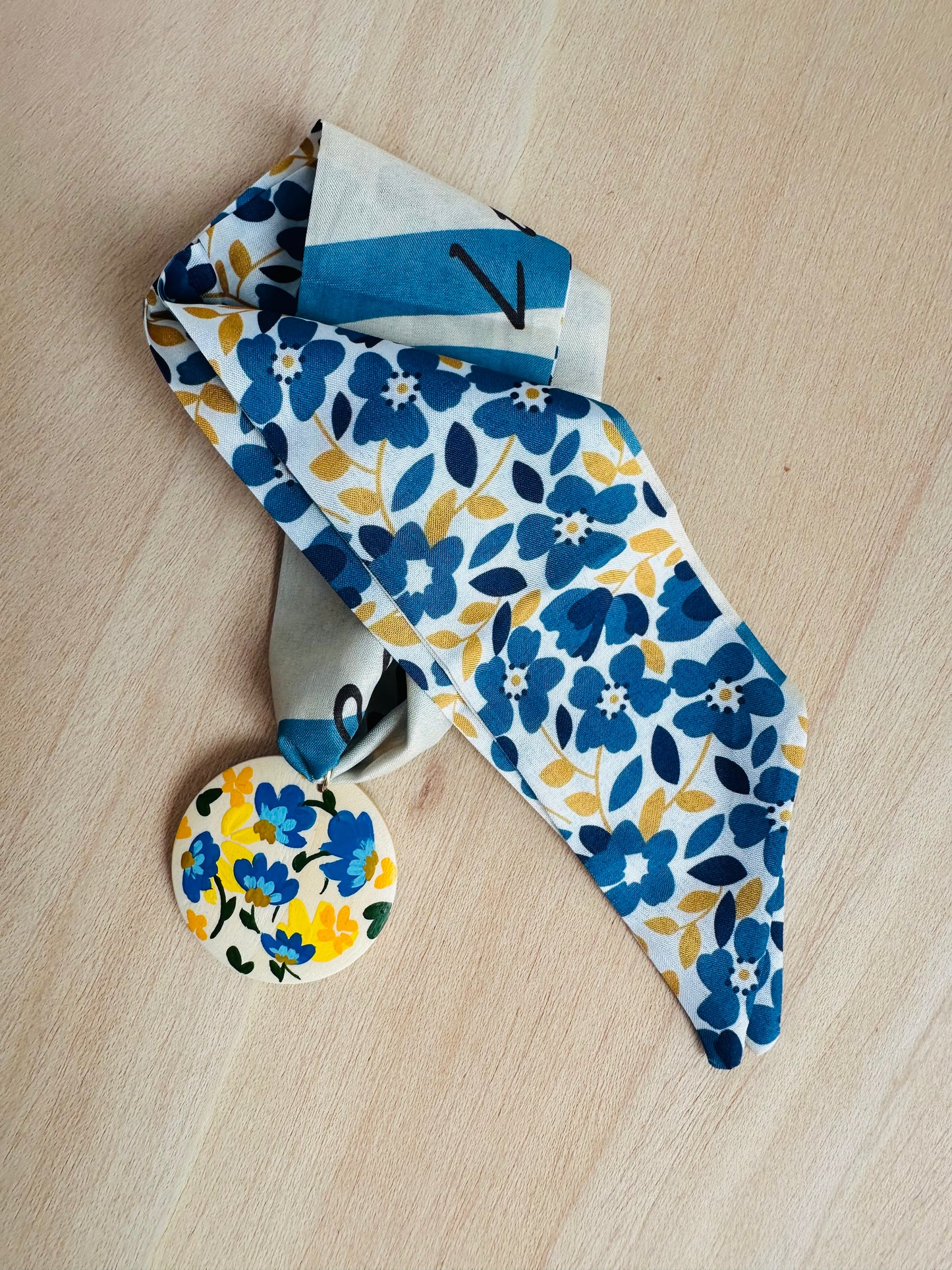 Adorno para bolso flores azules .