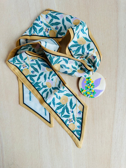 Adorno para bolso hojitas verdes y flores amarillas.