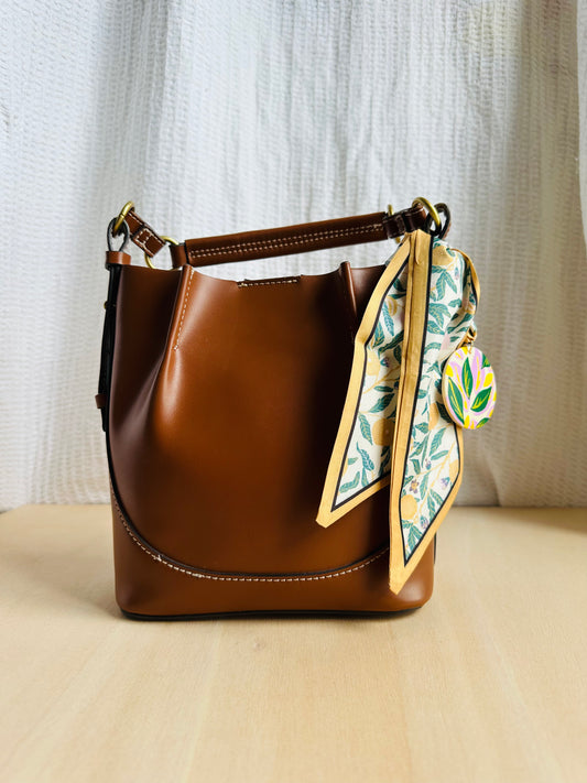 Adorno para bolso hojitas verdes y flores amarillas.