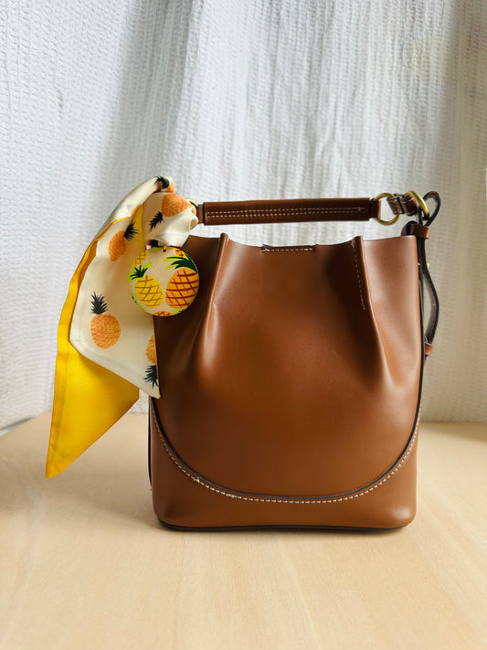 Adorno para bolso de piñas.