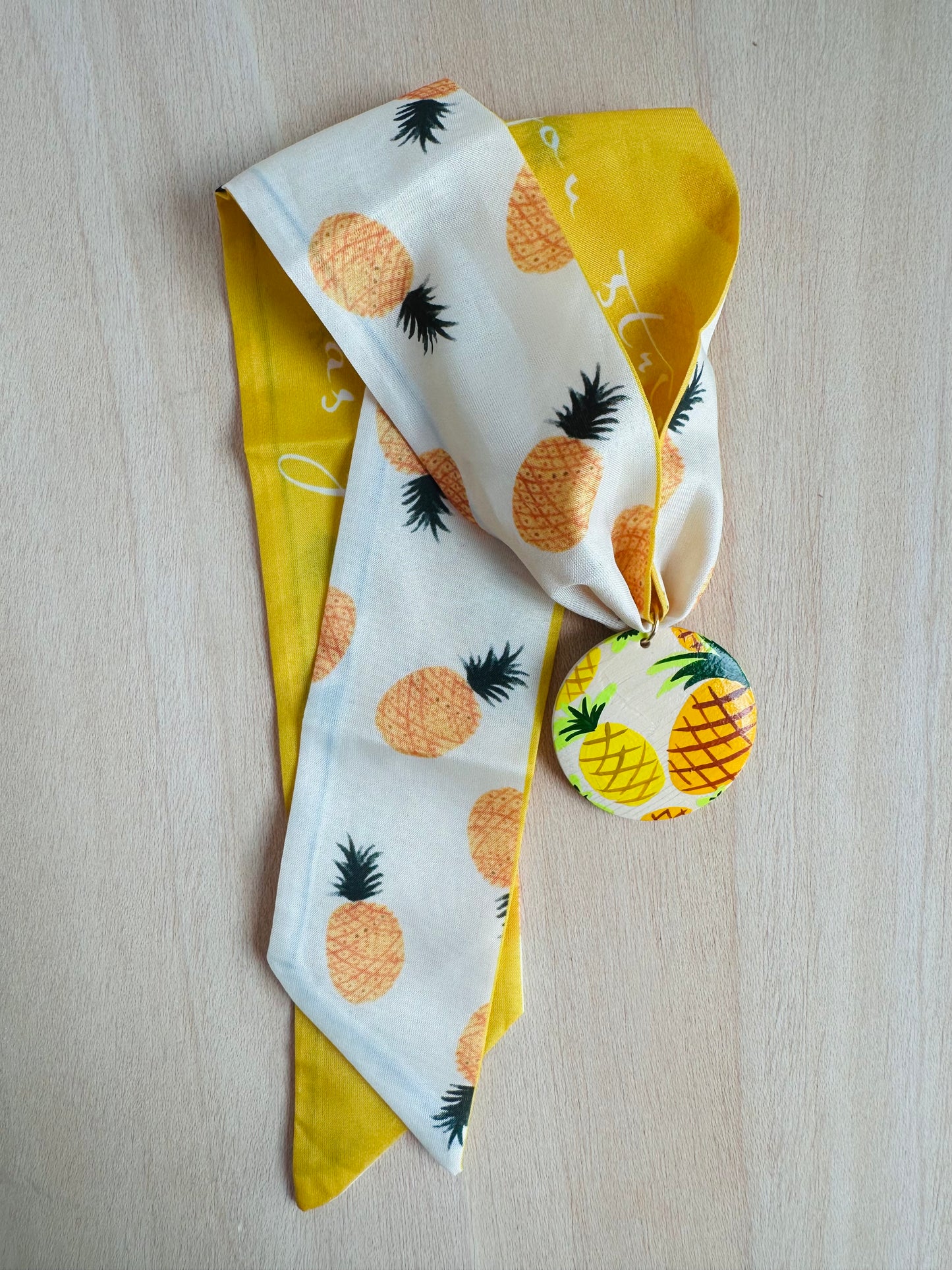 Adorno para bolso de piñas.
