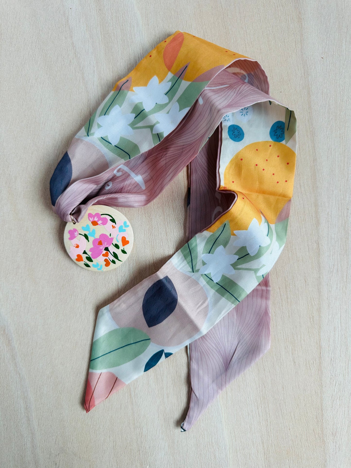 Adorno para bolso pañuelo de naranjas y medallón de flores.