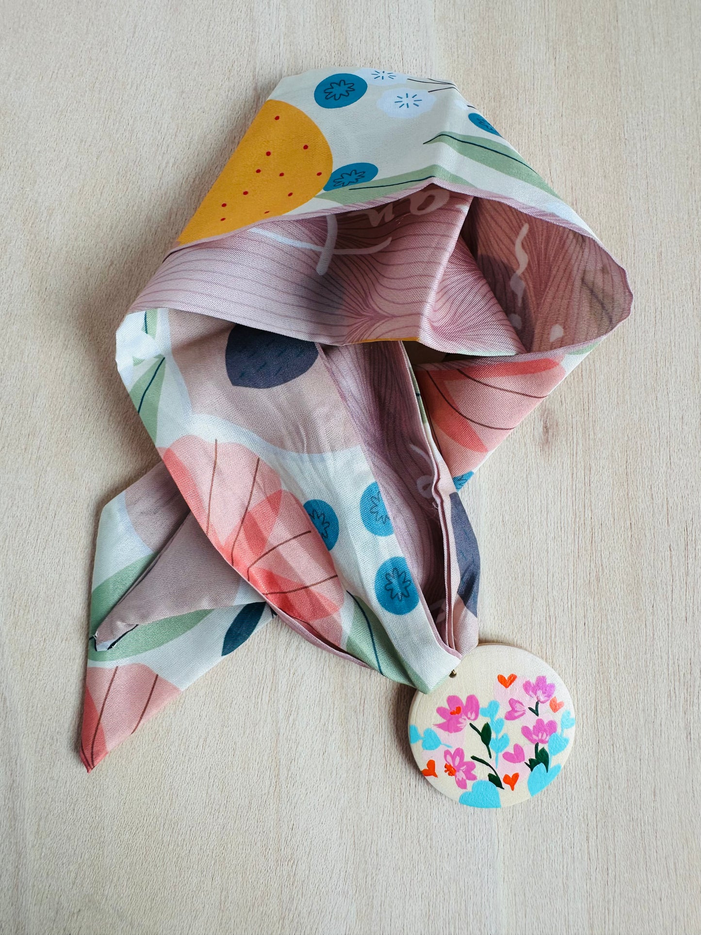 Adorno para bolso pañuelo de naranjas y medallón de flores.