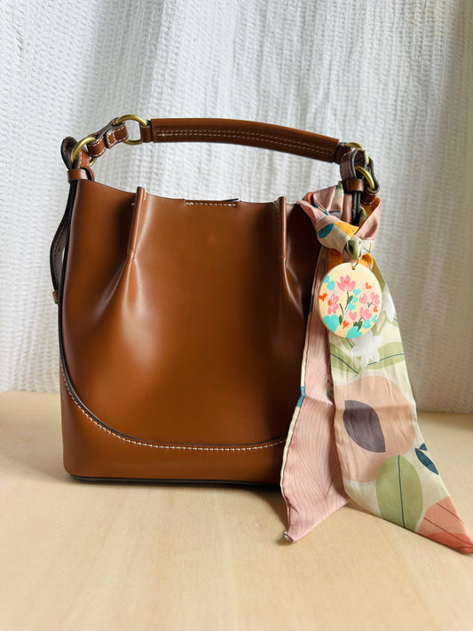 Adorno para bolso pañuelo de naranjas y medallón de flores.