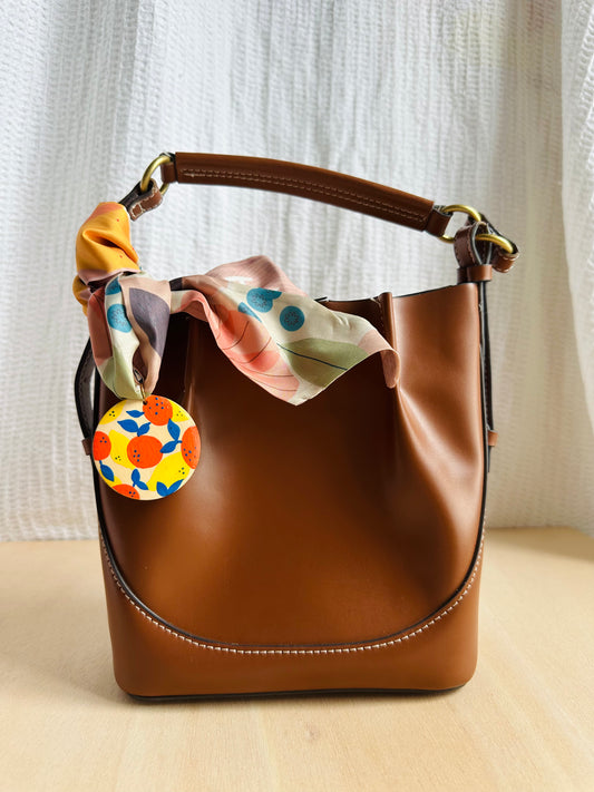 Adorno para bolso pañuelo y medallón de naranjas.