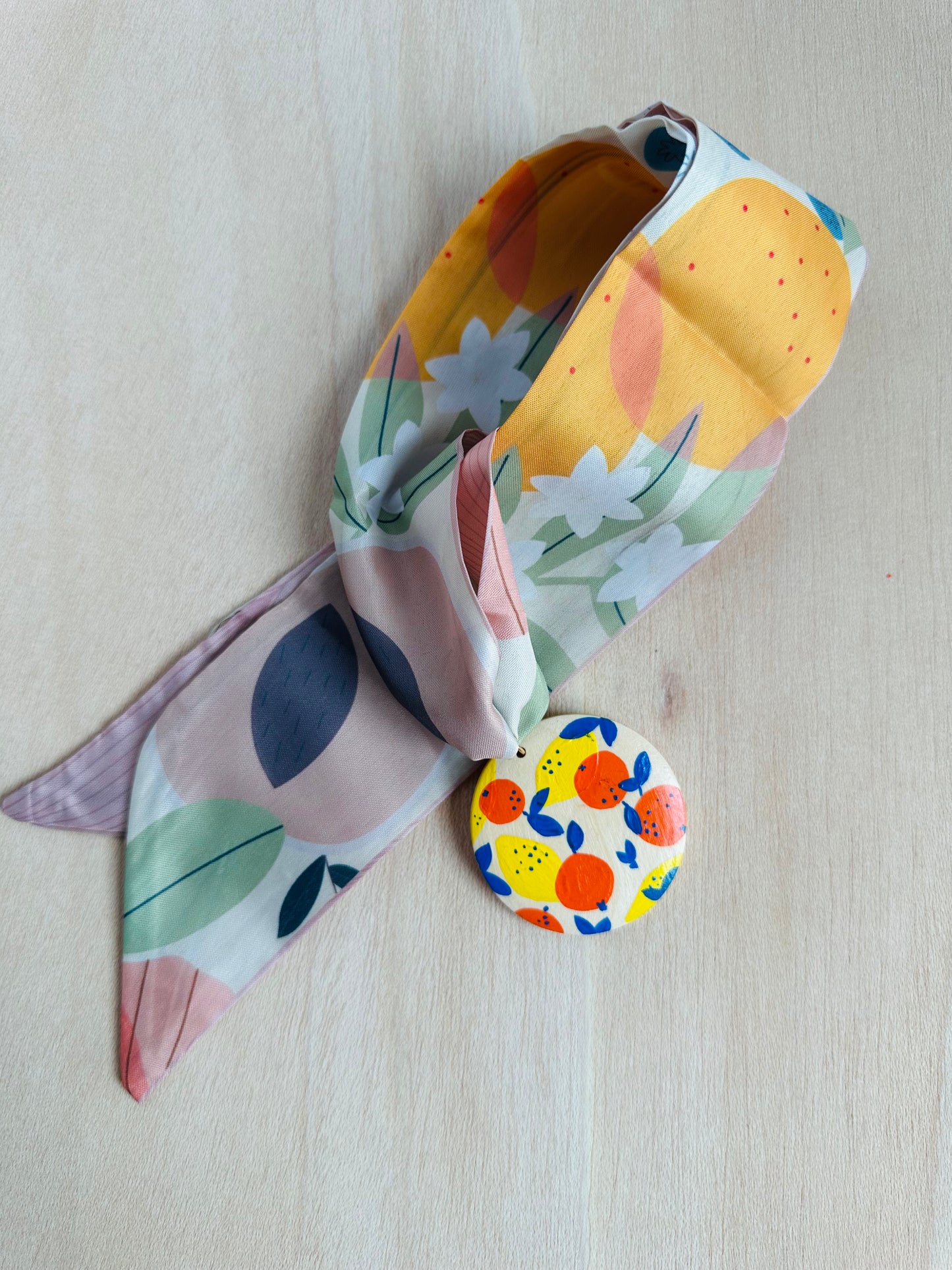 Adorno para bolso pañuelo y medallón de naranjas.