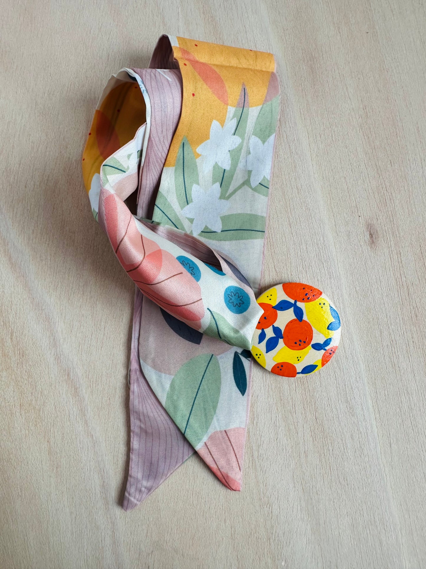 Adorno para bolso pañuelo y medallón de naranjas.