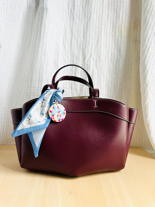 Adorno para bolso flores azules y blancas.