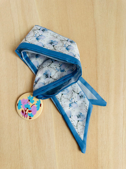 Adorno para bolso flores azules y blancas.