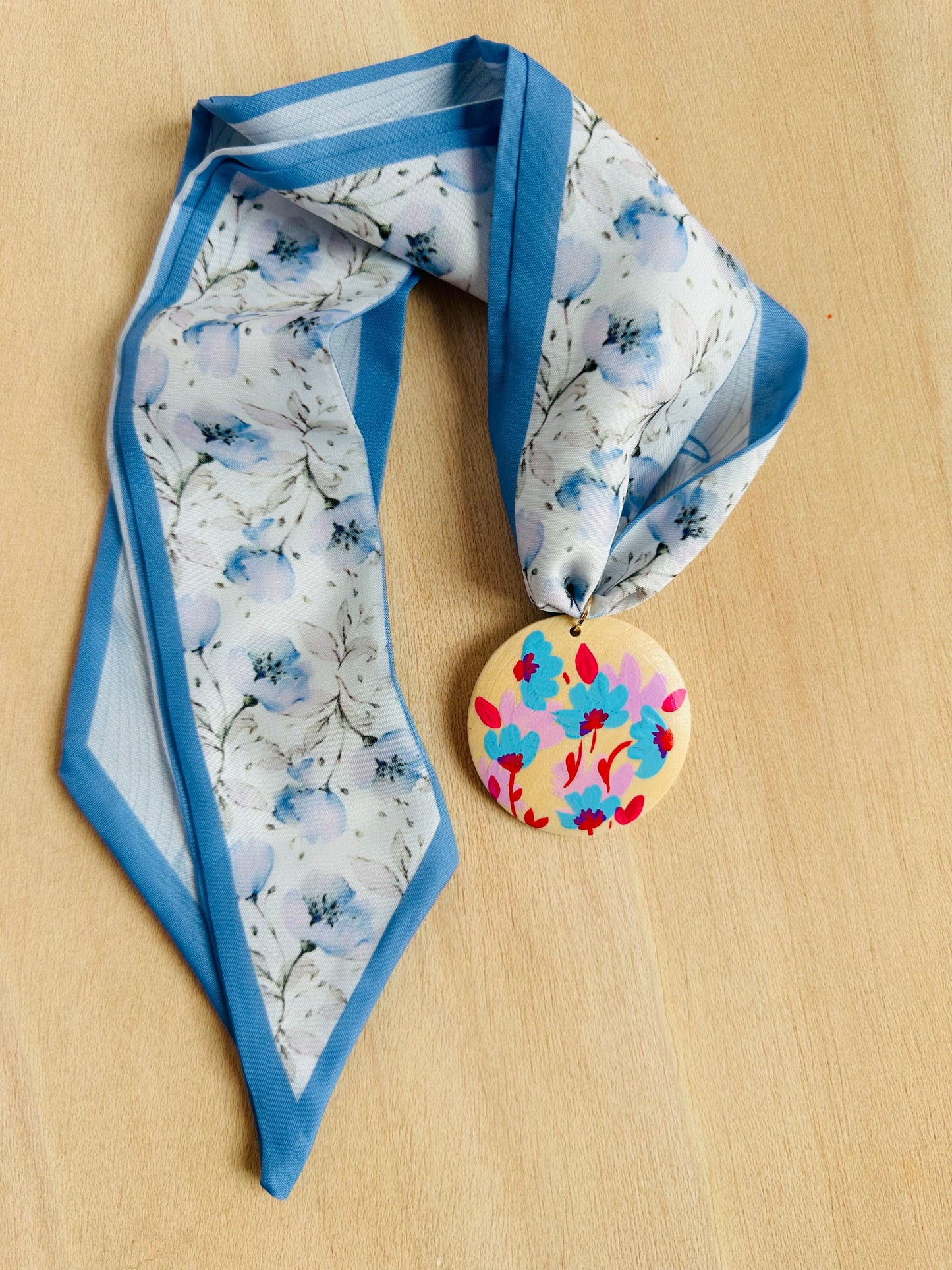Adorno para bolso flores azules y blancas.