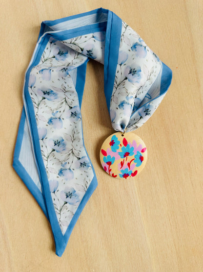 Adorno para bolso flores azules y blancas.