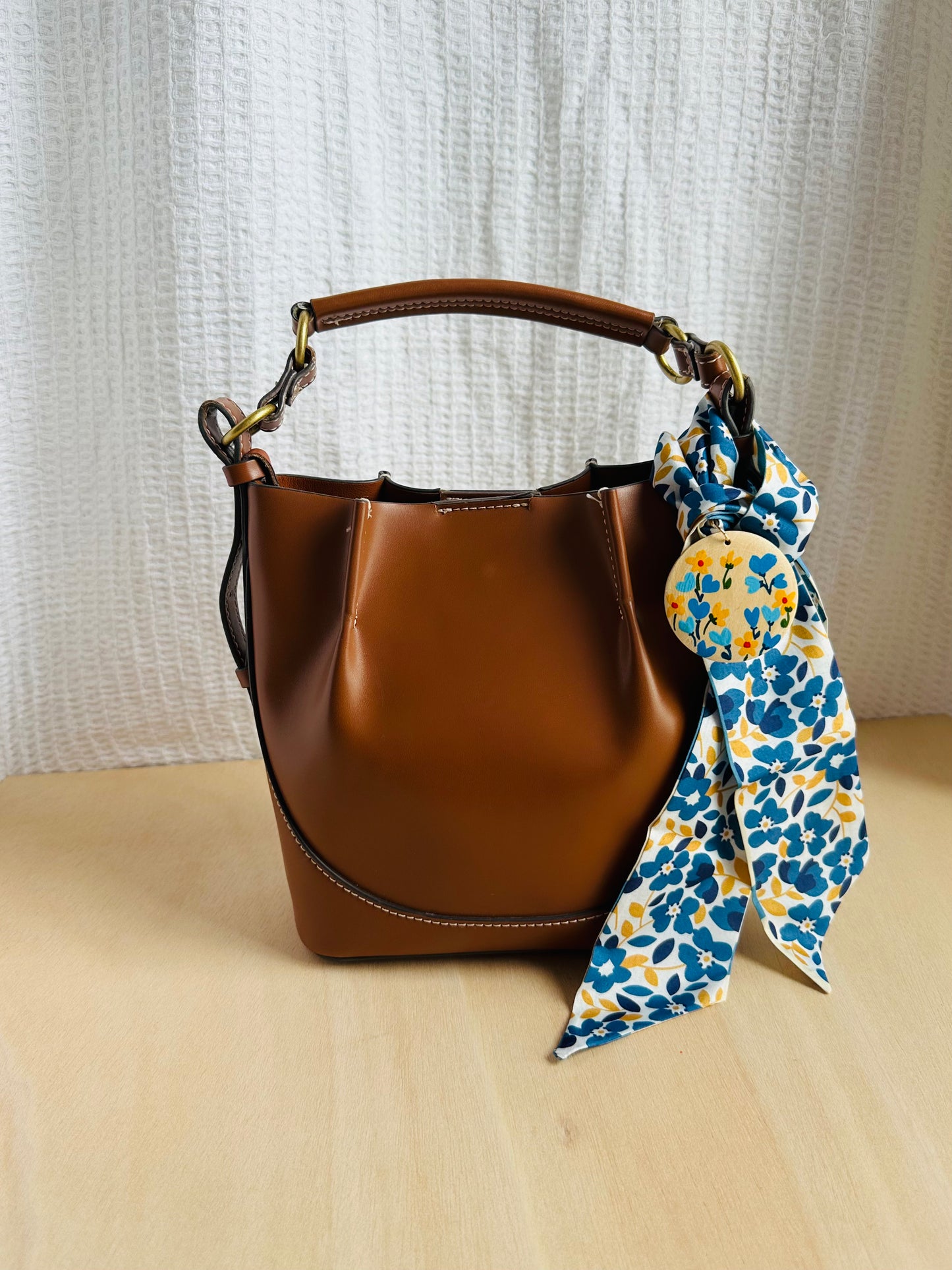 Adorno para bolso flores azules .