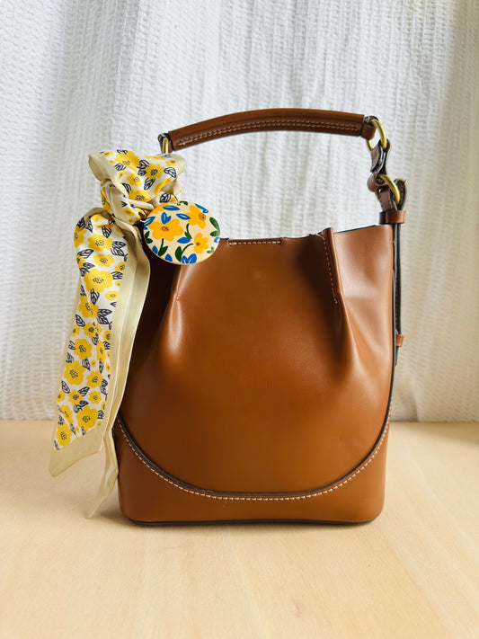 Adorno para bolso con flores amarillas.