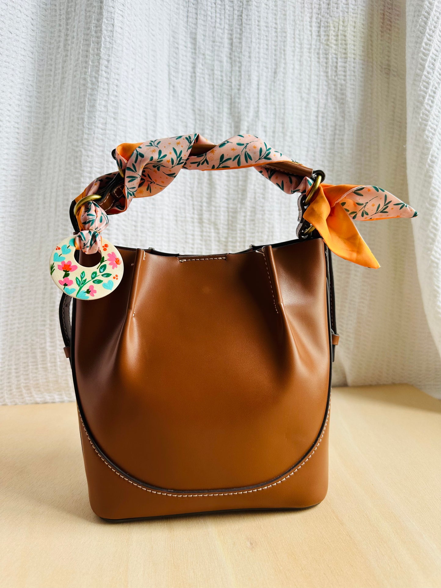 Adorno para bolso rosa con hojitas verdes (con agujero).