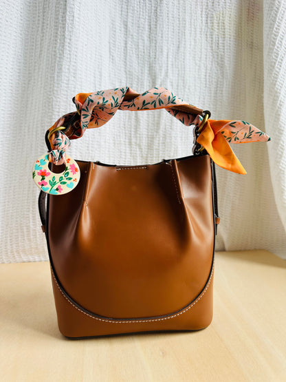 Adorno para bolso rosa con hojitas verdes (con agujero).