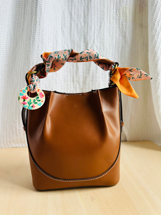 Adorno para bolso rosa con hojitas verdes (con agujero).