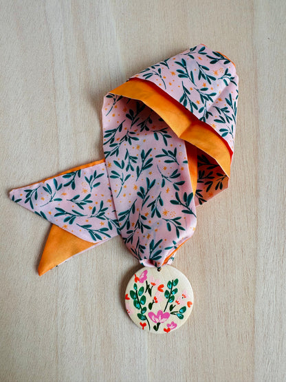 Adorno para bolso rosa con hojitas verdes.