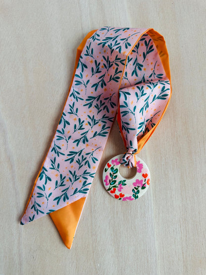 Adorno para bolso rosa con hojitas verdes (con agujero).