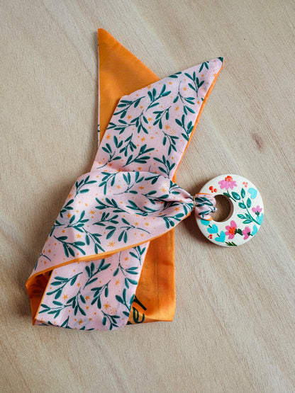 Adorno para bolso rosa con hojitas verdes (con agujero).