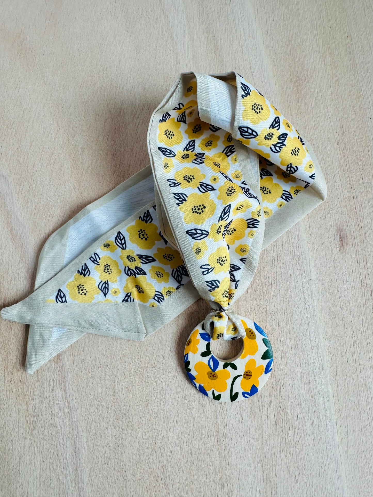 Adorno para bolso con flores amarillas (con agujero).