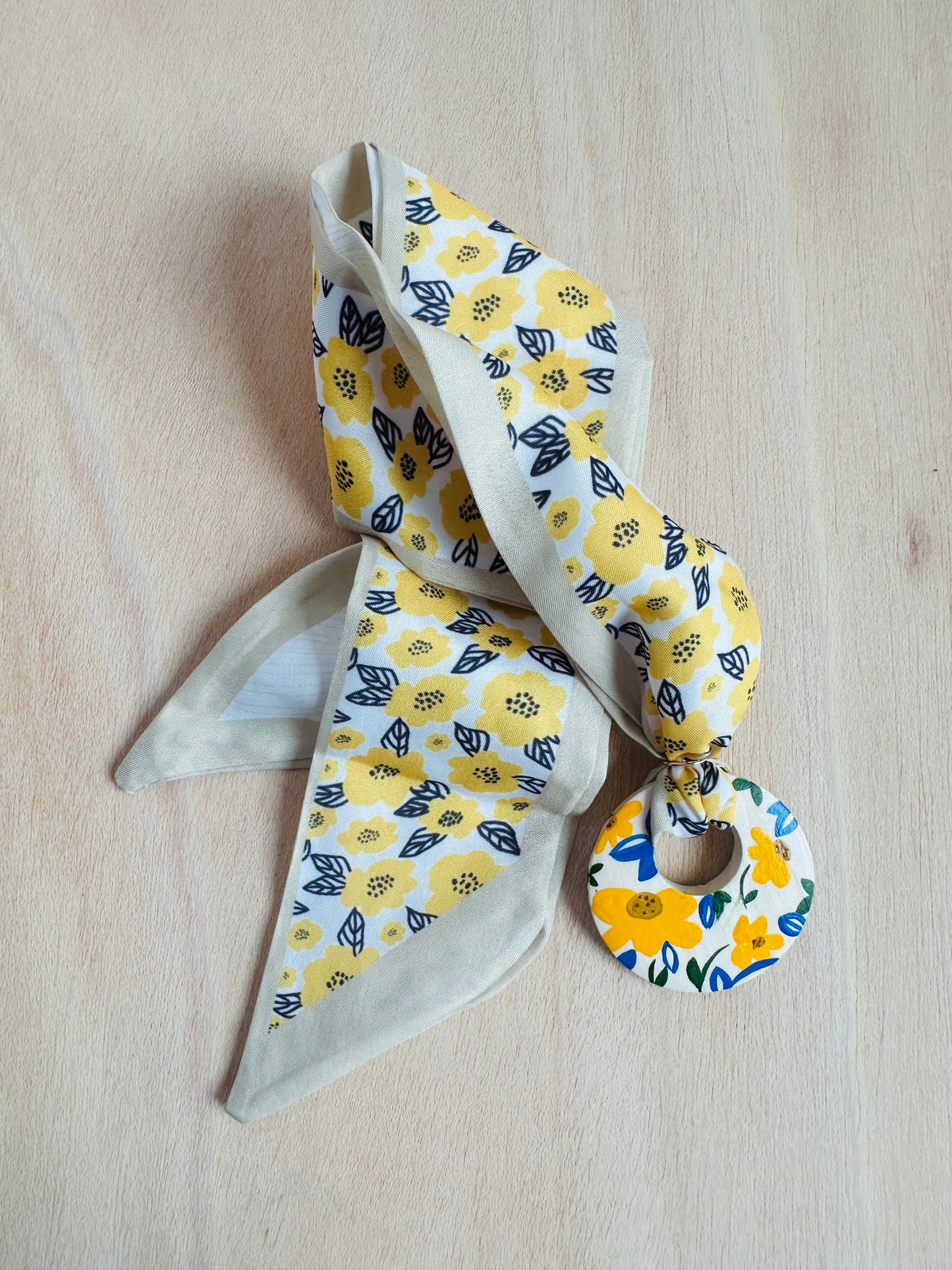 Adorno para bolso con flores amarillas (con agujero).