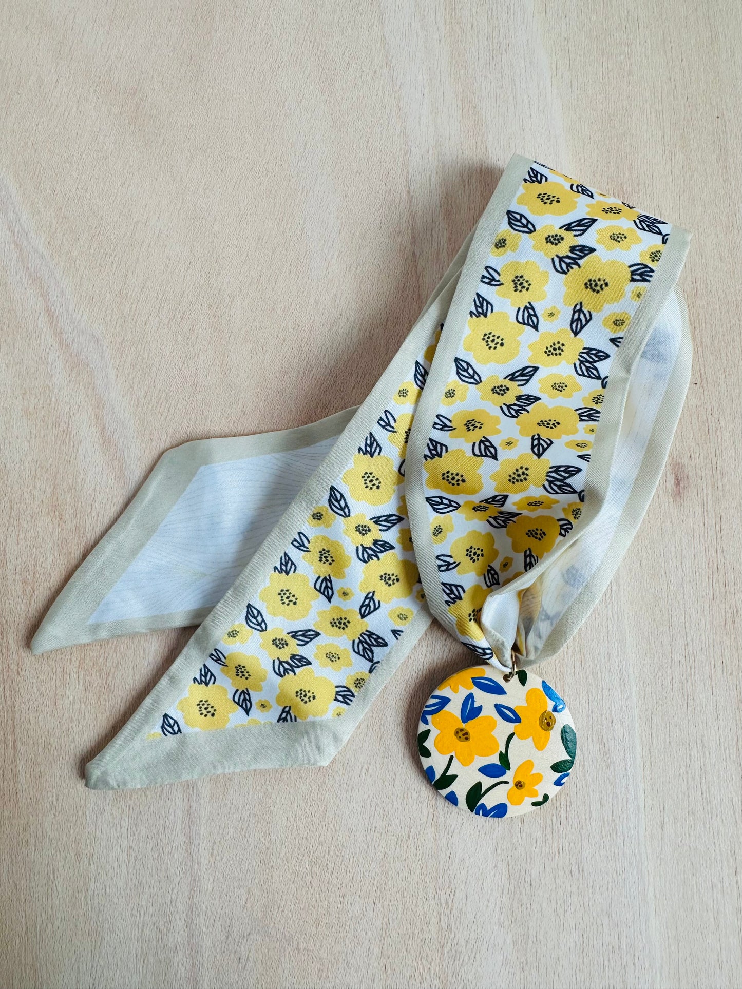 Adorno para bolso con flores amarillas.