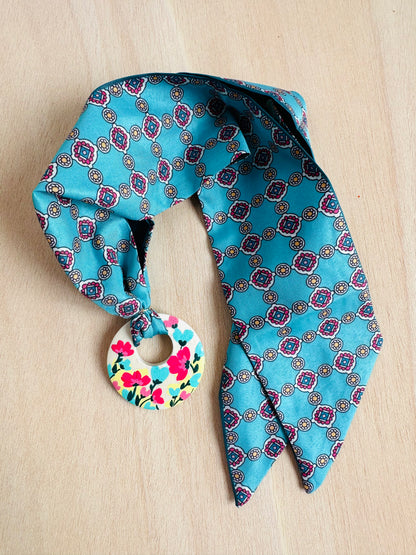 Adorno para bolso turquesa estampado clásico (con agujero).