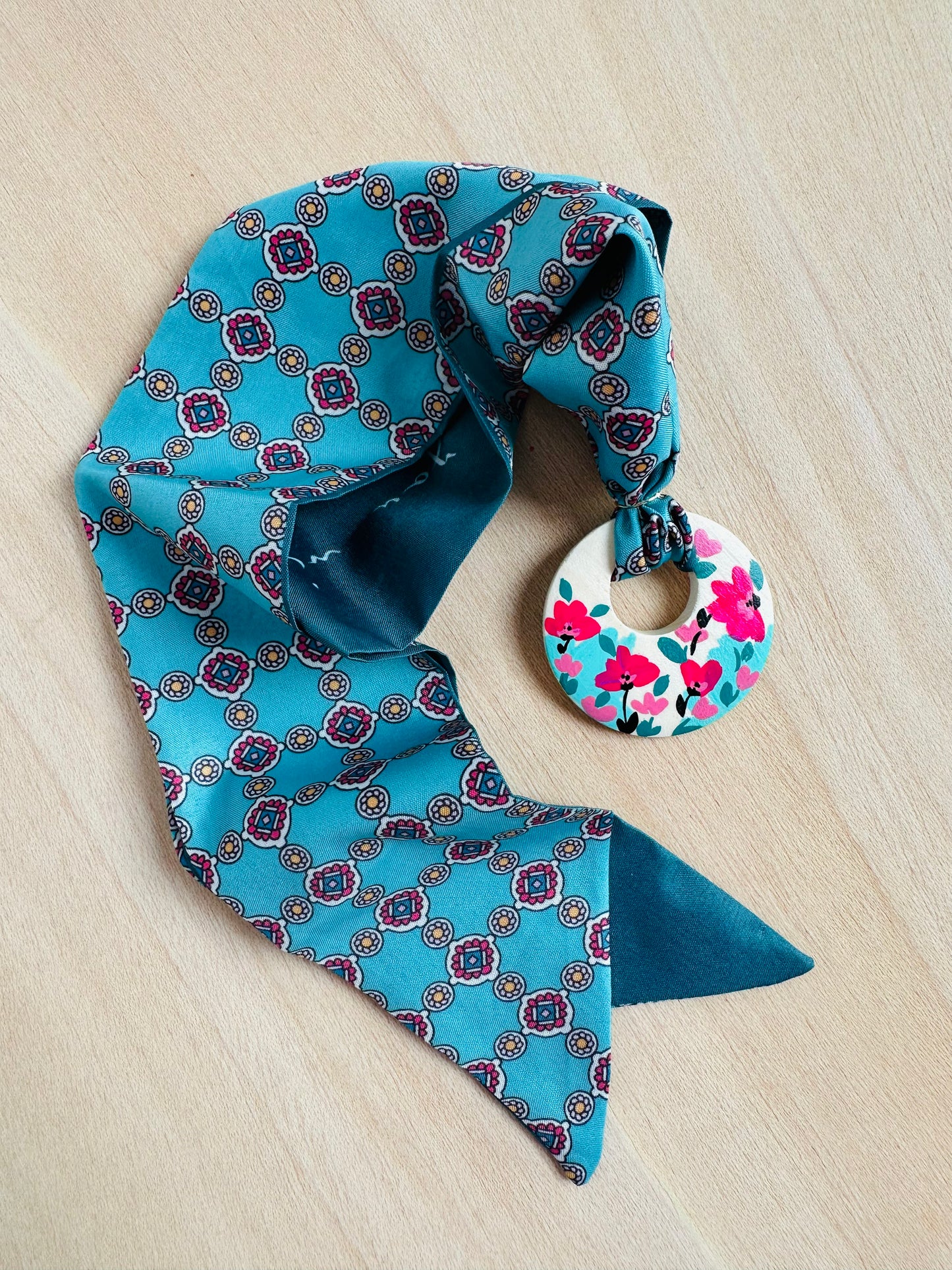 Adorno para bolso turquesa estampado clásico (con agujero).