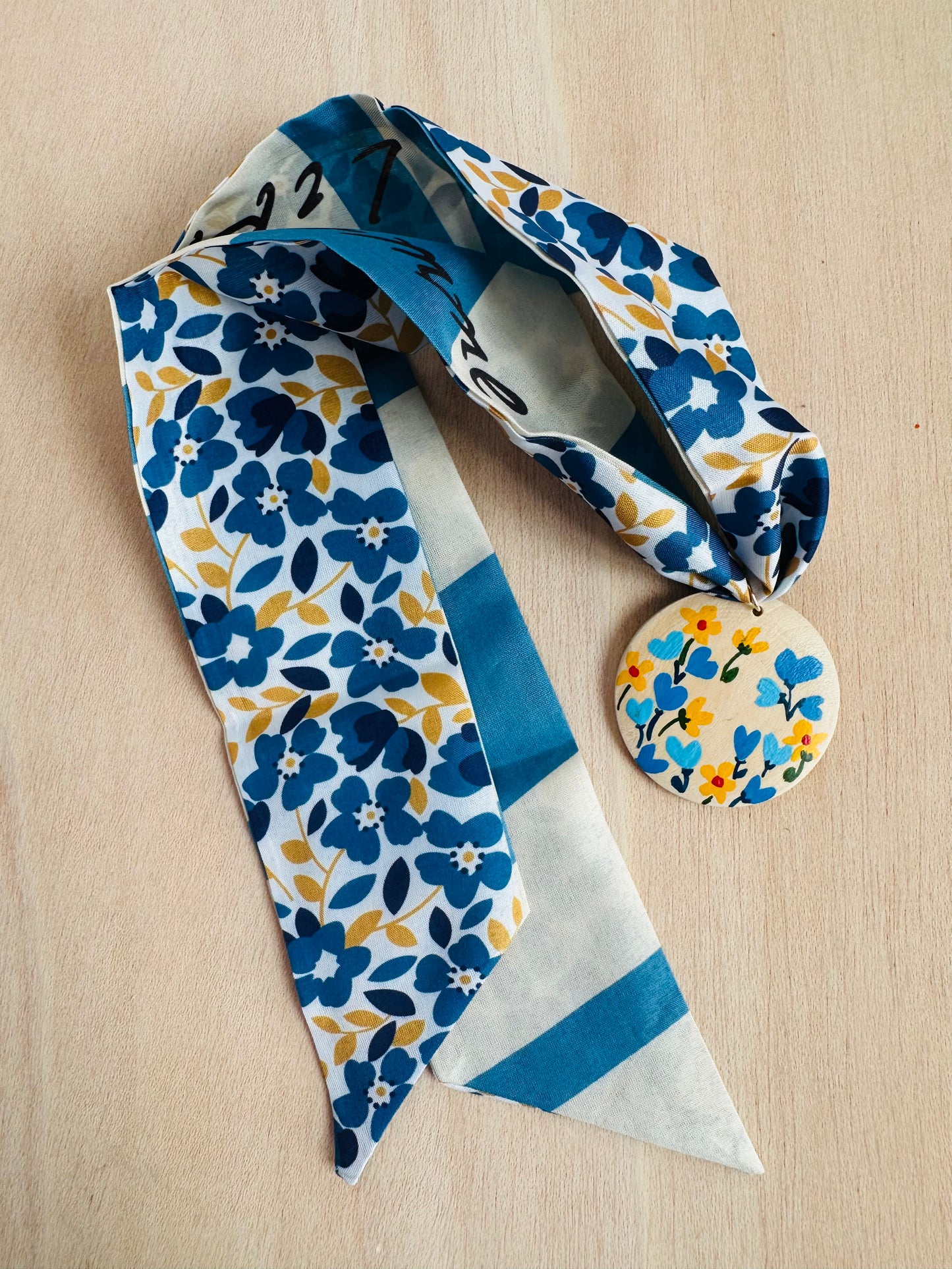 Adorno para bolso flores azules .